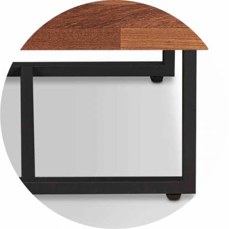 Symetrické designové nohy stolu.